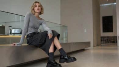 Acubi shoes outfit with black chunky loafers, dark socks, cargo skirt, fitted grey top, and modern city museum styling