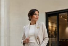 Stylish woman wearing a modern gold brooch with an elegant neutral blazer