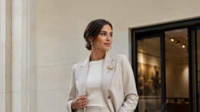 Stylish woman wearing a modern gold brooch with an elegant neutral blazer